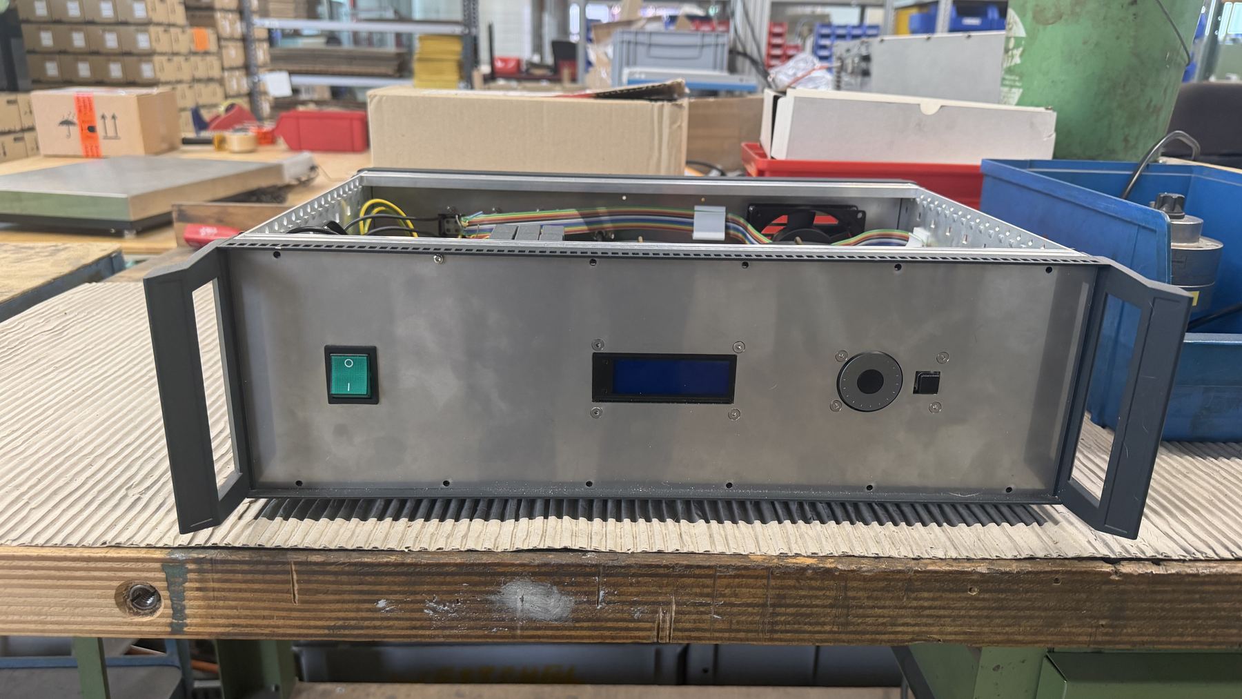 Fertiger Ultraschallgenerator im 19-Zoll-Gehäuse von Westphal Wavetec bei der Endprüfung