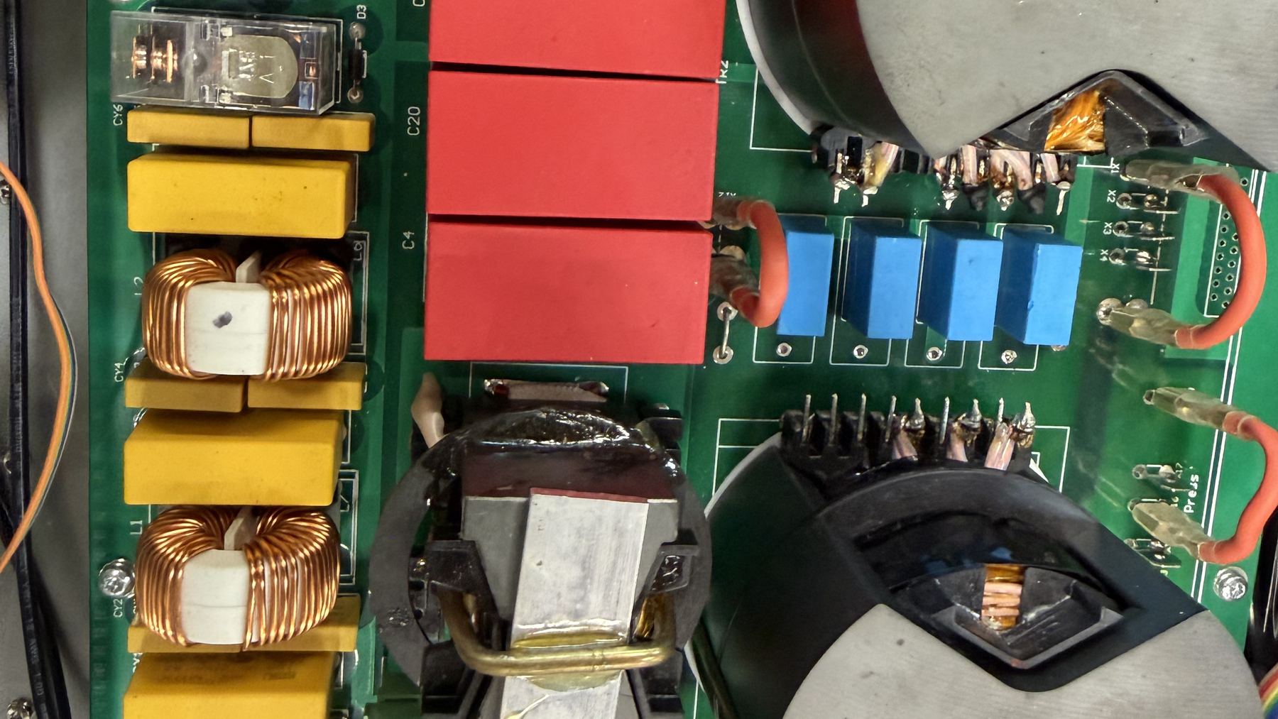 Geöffneter Ultraschallgenerator mit Netzfilter, Ringkerndrosseln und Leistungswiderständen auf der Reparaturbank